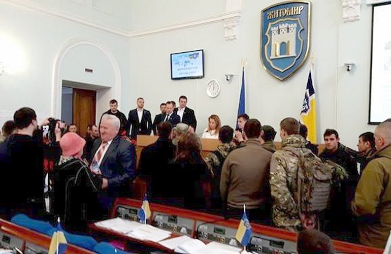Несколько человек в военной форме прервали сессию Житомирского городского совета. ФОТО
