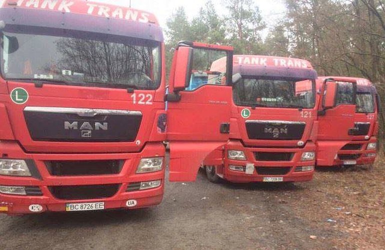 Львовский мусор снова привезли в Житомирскую область: 4 грузовика заметили под Малином. ФОТО