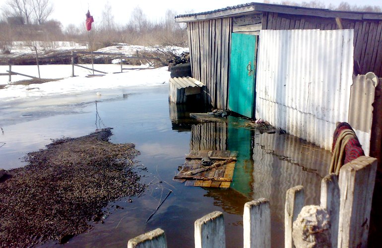 Спасатели откачивают воду с подтопленных территорий в Житомире и области. ФОТО
