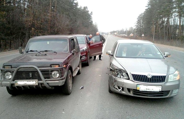 При въезде в Житомир столкнулись три автомобиля. ФОТО