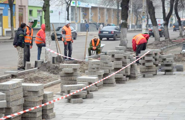 Ремонт продолжается: в Житомире на улице Киевской начали укладку плитки. ФОТО