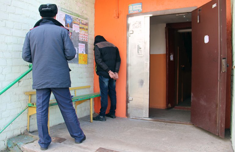 Мгновенная карма: двое мужчин обокрали в Житомире квартиру и были сразу задержаны полицией
