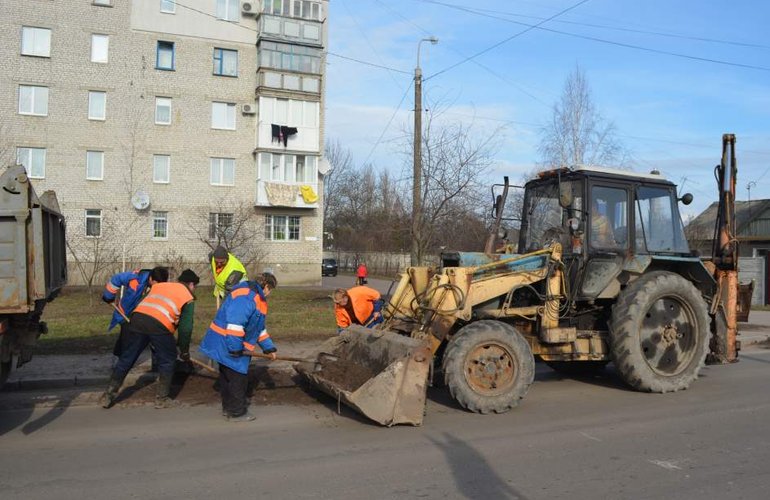 20 единиц техники и десятки человек убирают улицы Житомира. ФОТО