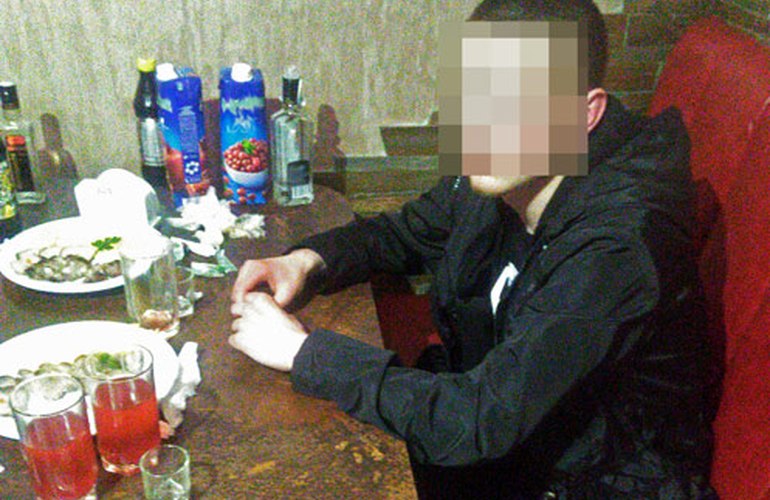 В ночном клубе оперативники изъяли у 22-летнего парня 7 свертков амфетамина. ФОТО