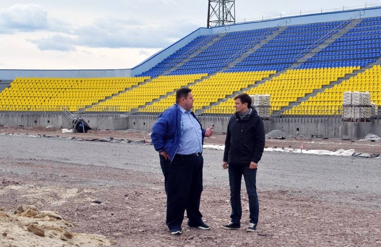 Реконструкция стадиона «Полесье». Игорь Гундич потребовал от строителей ускорить процесс