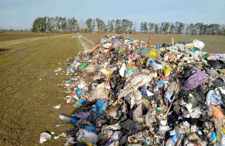 Львовский мусор тайком сбросили на поле агрофирмы депутата Розенблата