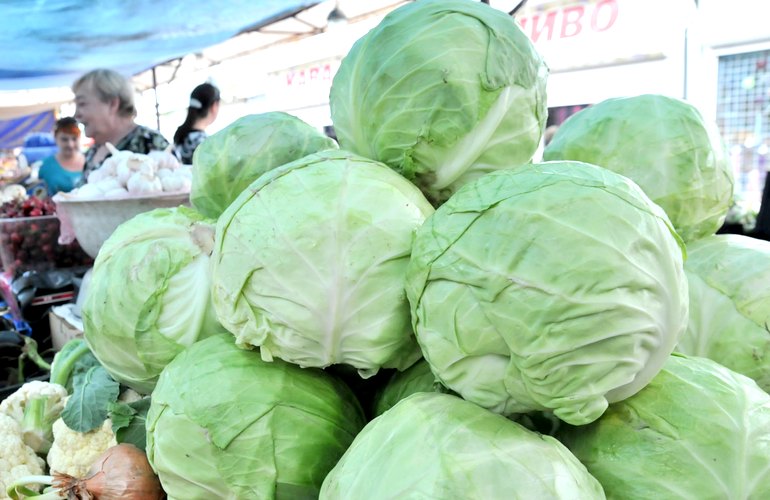 На Житнем рынке в Житомире уже продают нитратные огурцы, редьку и капусту