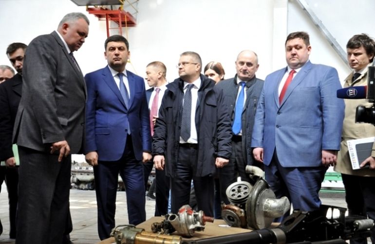 Гройсман, оглядаючи Житомирський бронетанковий завод: Україна готова до будівництва нової оборонної техніки. ФОТО