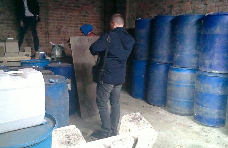 12 тонн спирта и 5 тонн фальсификата: в Житомире разоблачили крупный цех по производству алкоголя