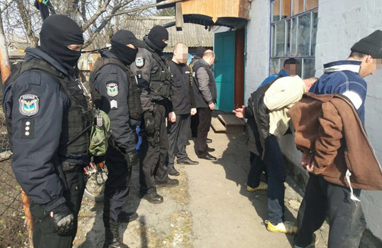 В Житомирской области задержали троих мужчин, которые продавали на кладбище наркотики. ВИДЕО