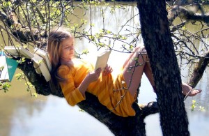  В Житомире <b>спасатели</b> снимали с дерева 10-летнюю девочку 