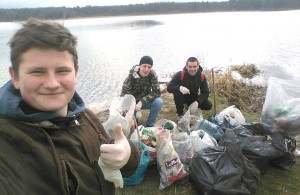 Житомирские рыбаки убрали берега Тетерева и собрали 50 мешков мусора. ФОТО