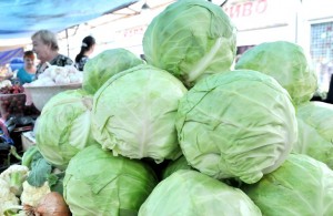 На Житнем рынке в Житомире уже продают нитратные огурцы, редьку и капусту
