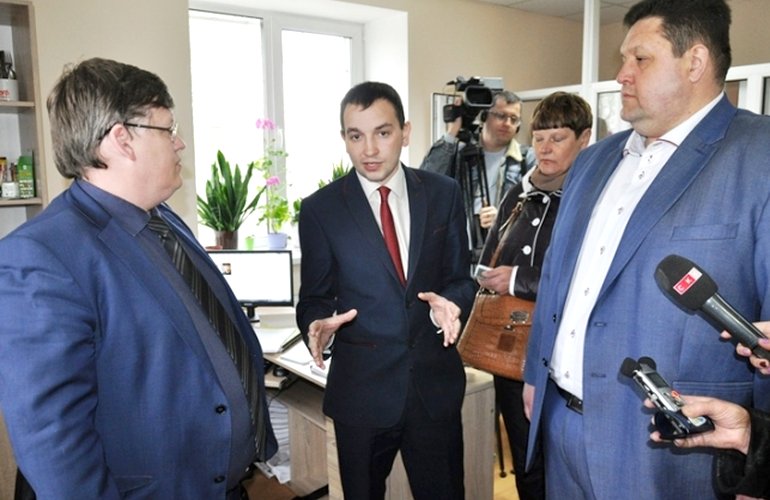 Вице-премьер и губернатор проверили качество предоставления админуслуг в селе под Житомиром. ФОТО