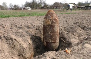  На Житомирщине селянин откопал на огороде 250-килограммовую <b>бомбу</b> 
