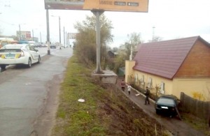 В Житомире «Славута» после ДТП слетела с путепровода и врезалась в дом. ФОТО