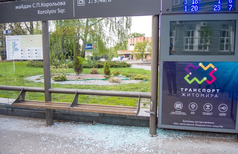 Пьяный парень разбил остановку напротив мэрии в Житомире
