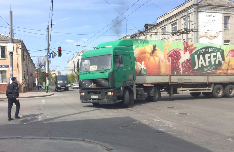 Копы помогли заблудившемуся в Житомире водителю грузовика найти выезд из города. ФОТО