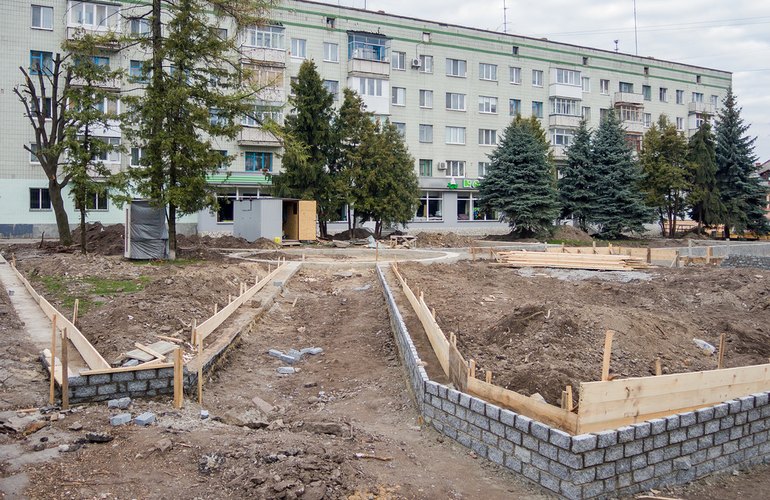 Реконструкцию сквера в центре Житомира хотят завершить через 3 месяца. ФОТО