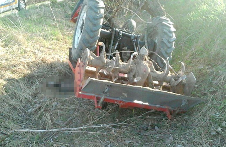 В селе под Житомиром перевернулся трактор: водитель погиб