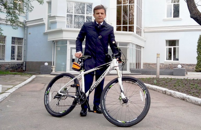 Сухомлин приехал на работу на велосипеде, поддержав акцию житомирян. ФОТО