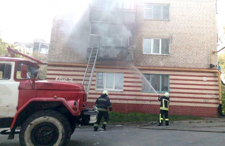Выброшенный окурок едва не сжег квартиру в Житомире