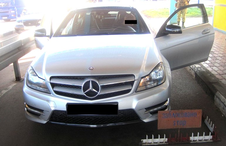На границе Житомирщины с Беларусью обнаружили Mercedes, находящийся в розыске Интерпола