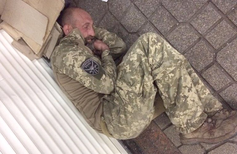 «Пулеметчик от Бога»: возле метро в Киеве спит боец АТО из Житомира