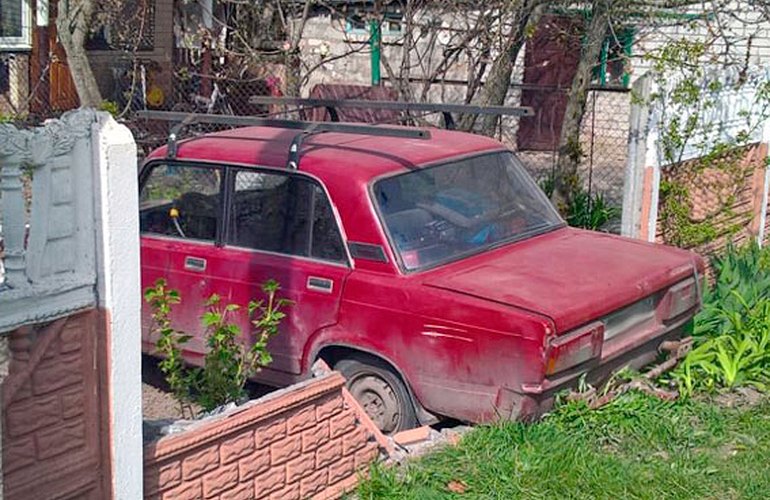 Пьяный мужчина на «Жигулях» протаранил чужой забор в пригороде Житомира