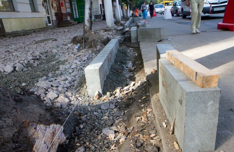Мэрия наймёт новую фирму, которая исправит некачественный ремонт тротуаров в центре Житомира