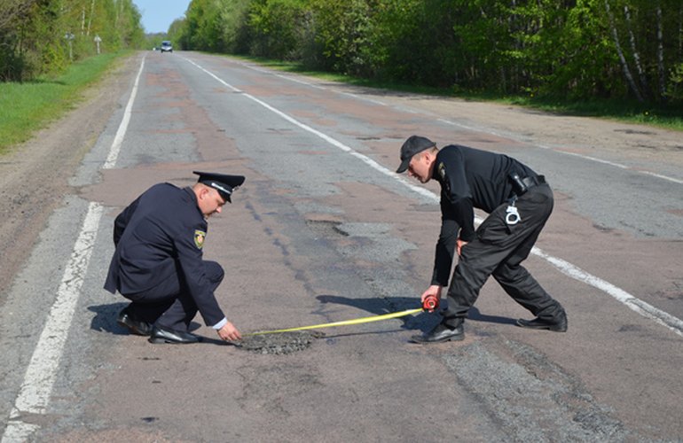 За ямы придется отвечать: полиция проводит проверку дорог в Житомирской области