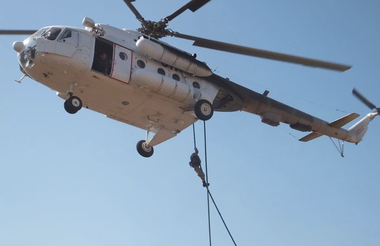 С вертолета без парашюта: на полигоне под Житомиром десантники провели учения. ВИДЕО