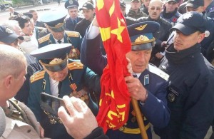 В центре Житомира активисты не позволили ветерану развернуть коммунистический флаг. ФОТО