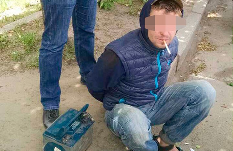 В Житомире мужчина украл аккумулятор из авто на глазах у полицейских