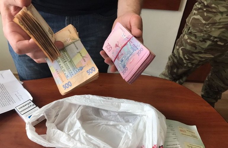 СБУ поймала в Житомире на крупной взятке чиновников областной налоговой. ФОТО