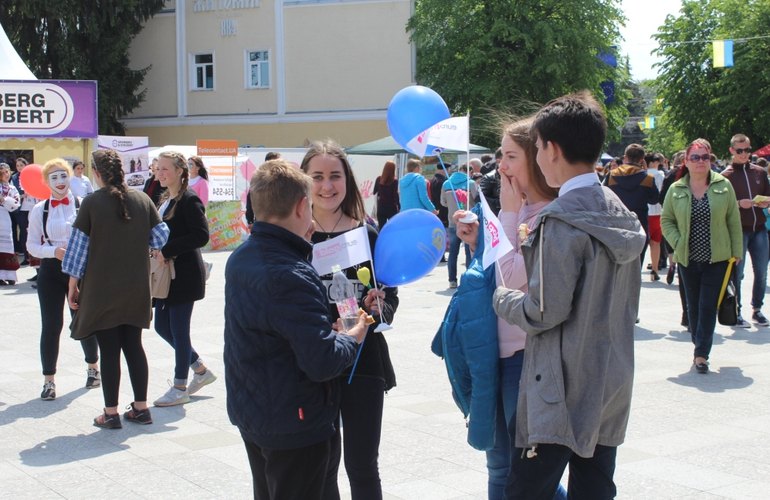 Ярмарка вакансий собрала в Житомире сотни заинтересованных горожан. ФОТОРЕПОРТАЖ