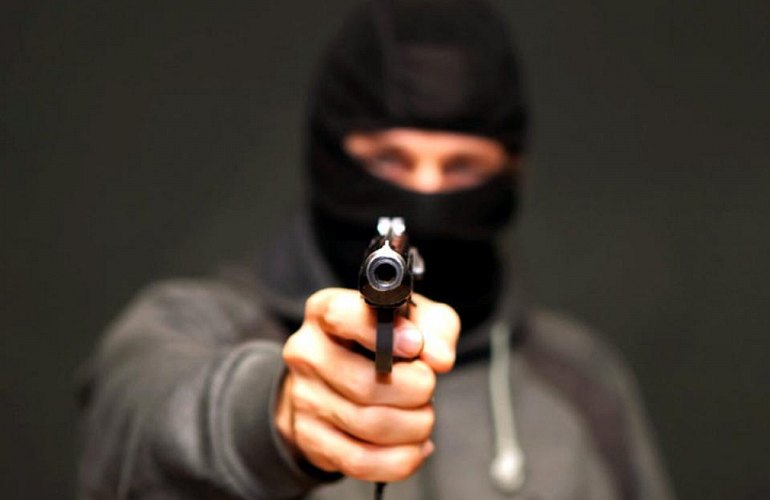 Разгул криминала в Бердичеве: вооруженные бандиты ворвались в дом и ограбили семью бизнесменов