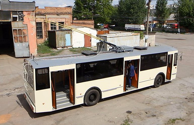 Не идеальный, но зато наш: в житомирском ТТУ показали новый троллейбус за 1 млн грн. ФОТО