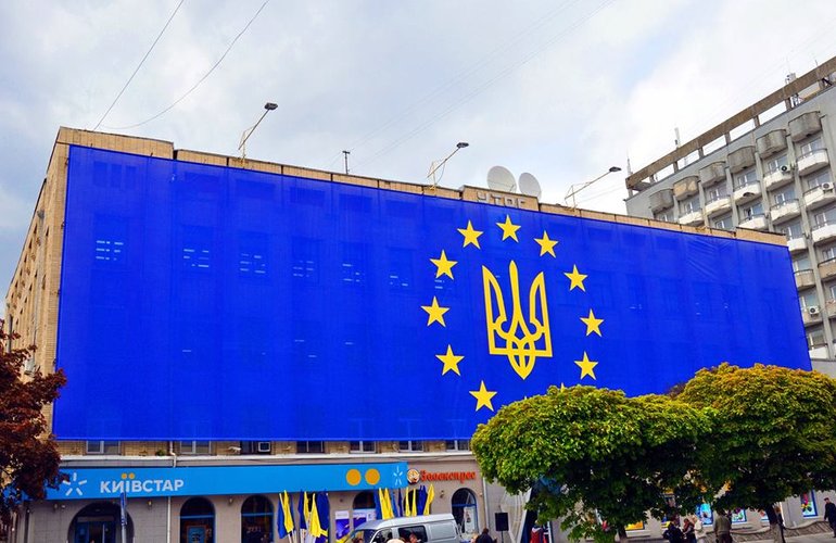 Житомир – це Європа. Центр города отныне украшает флаг-рекордсмен ЕС. ФОТО