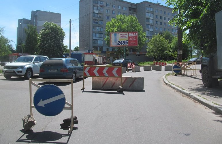 На одной из улиц Житомира снова провалился асфальт, транспорт пускают в объезд. ФОТО