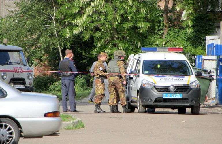 Полиция оцепила двор в центре Житомира и искала взрывчатку в автомобиле. ФОТО