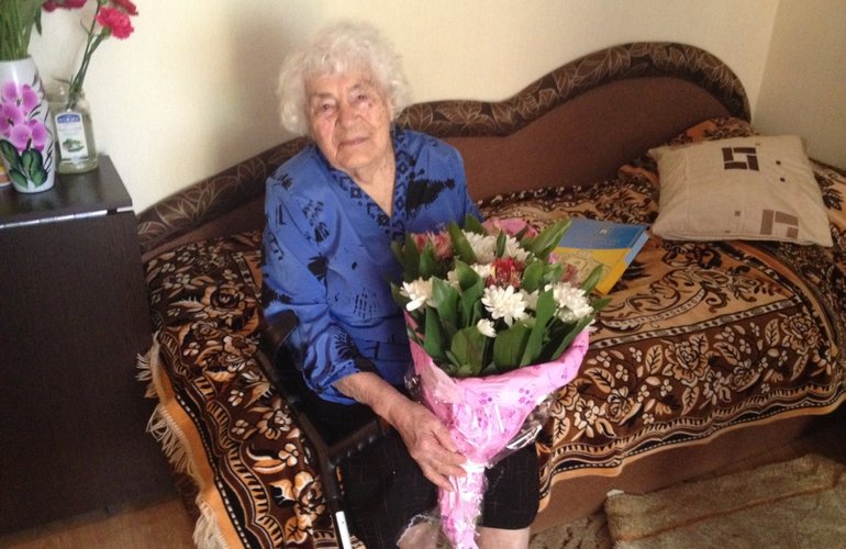 Власть поздравила 102-летнюю жительницу Житомира с днем рождения