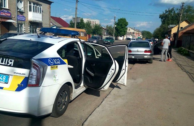 «Все украинцы так делают»: в Житомире пьяный в «хлам» водитель протаранил припаркованное авто. ФОТО