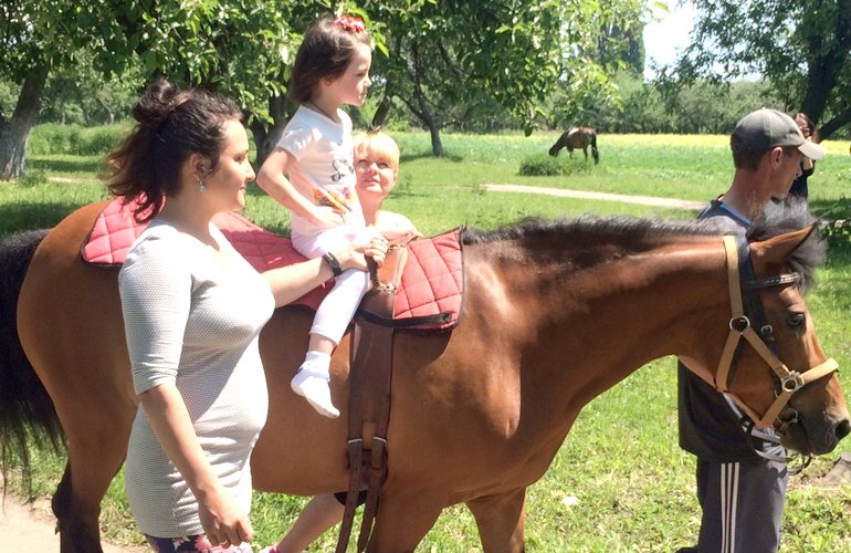 В Житомире детишек с ДЦП лечат лошади. ФОТО