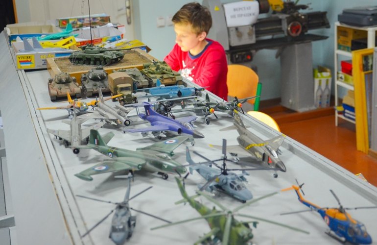 В Житомире дети собирают уменьшенные копии самолетов, машин и танков. ФОТОРЕПОРТАЖ