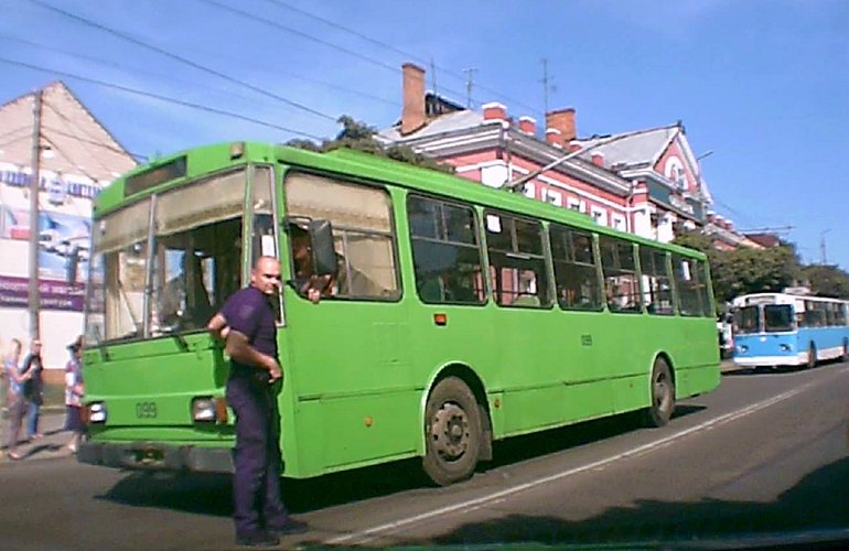 Житомирский коп залез на троллейбус, чтобы ликвидировать затор на улице Победы. ФОТО