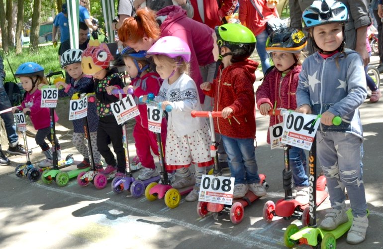 Более 300 малышей в Житомире приняли участие в гонке на велосипедах и самокатах. ФОТО