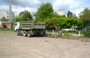 Житомир: Возле 24-го лицея в Житомире начали строительство самого дорогого проекта бюджета участия. ФОТО
