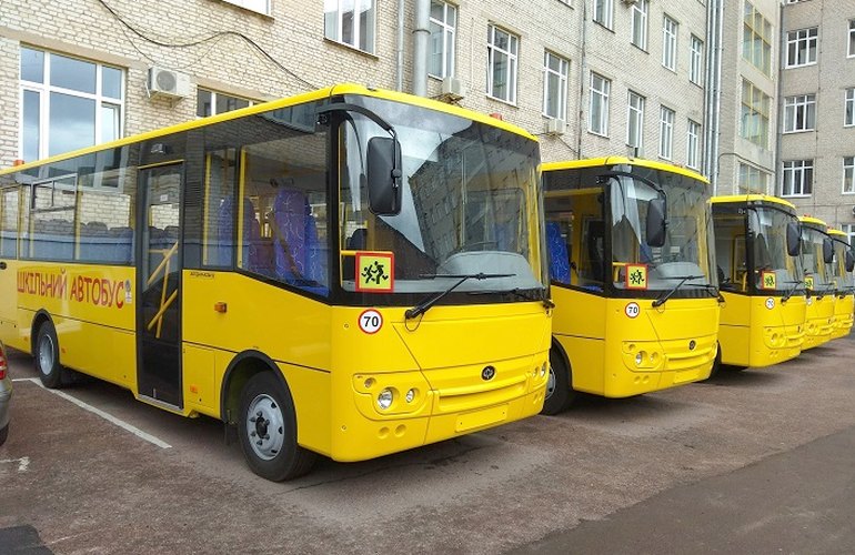 В Житомирской области 5 районов получили новые школьные автобусы
