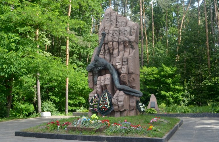 День скорби: в Житомире цветами и минутой молчания почтили память погибших в 1941-1945 годах. ФОТО